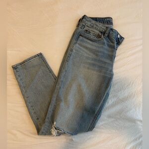 American Eagle Women’s Light Wash Distressed Vintage Hi-rise Mom Jeans